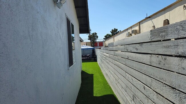 Building Photo - 1059 Gillespie Dr