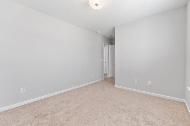 Building Photo - Easy Living in North Creek Village!