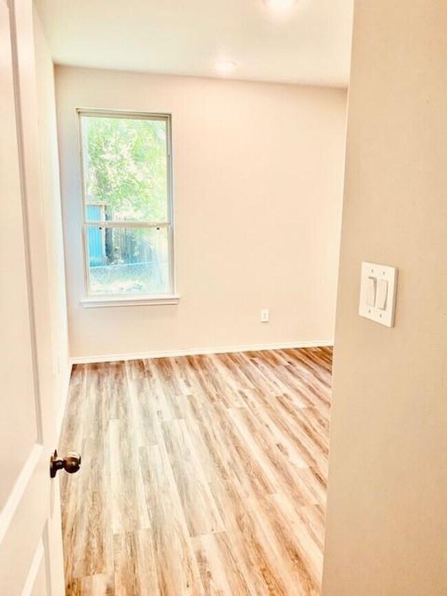 Building Photo - NEW 3 BEDROOM 2 BATH LEASE HOME IN WILLIS