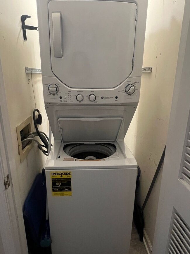 Building Photo - Furnished Updated Condo on HHI - Walk to the Beach!