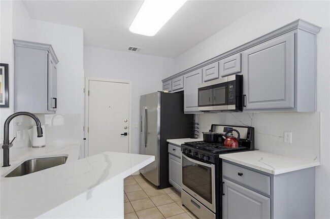 Building Photo - 7510 Lazy Creek Dr