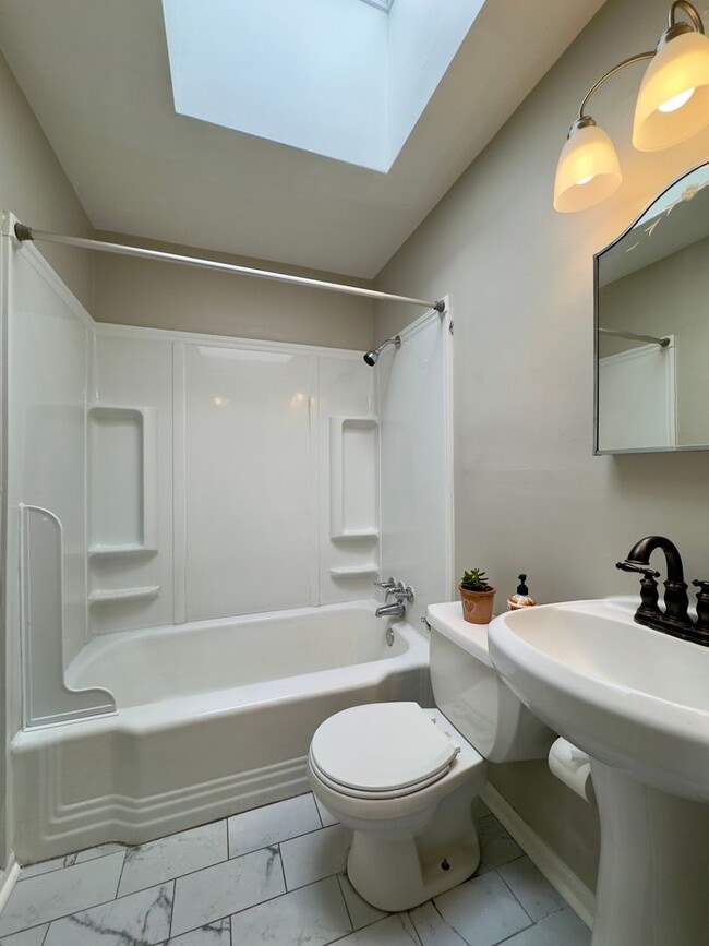 Building Photo - Charming 3 Bedroom/1.5 Bathroom in Parkvil...