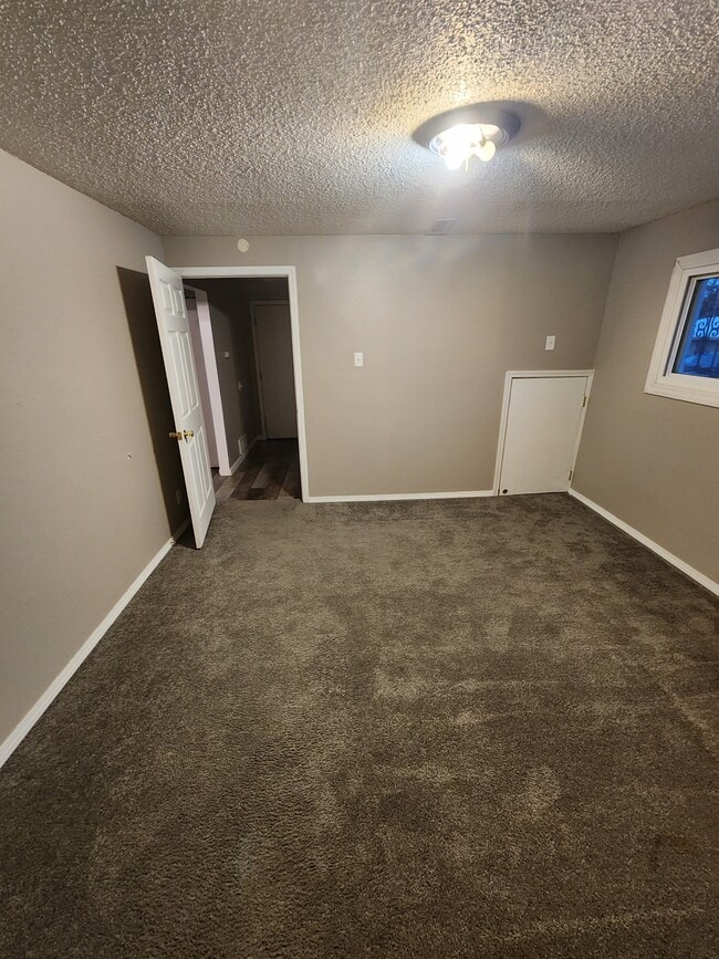 Building Photo - 1625 N Algona St