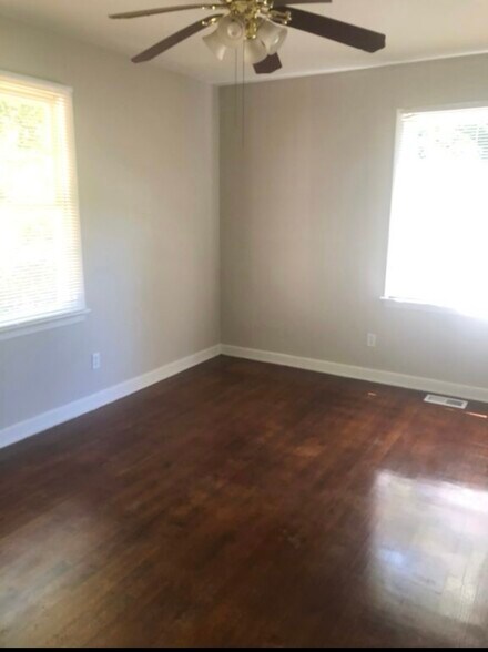 Building Photo - 501 Rosewell Ln