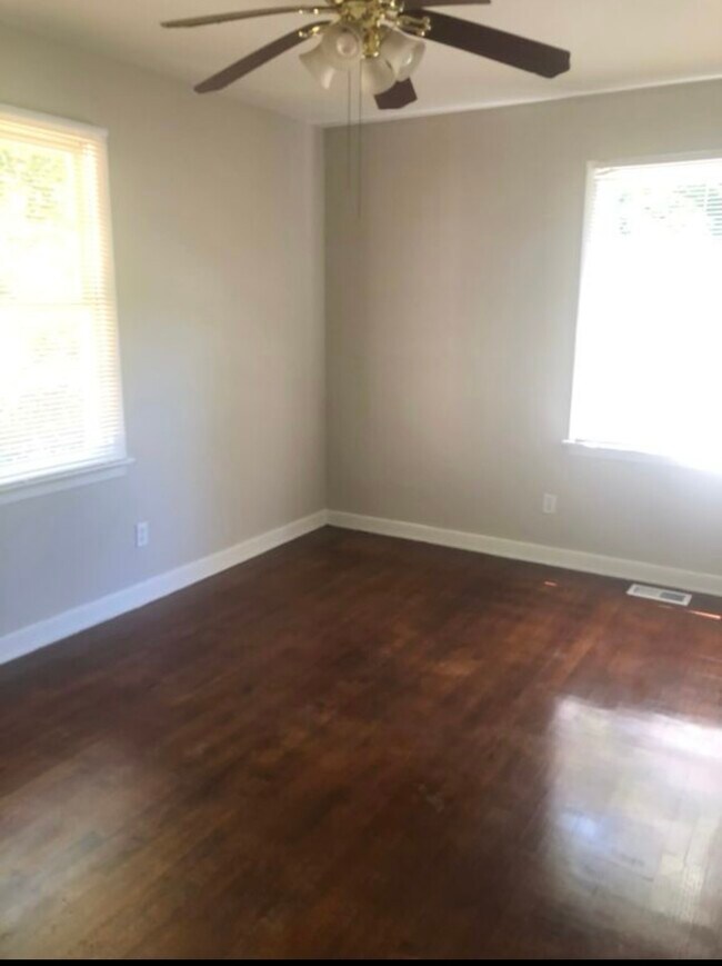 Building Photo - 501 Rosewell Ln