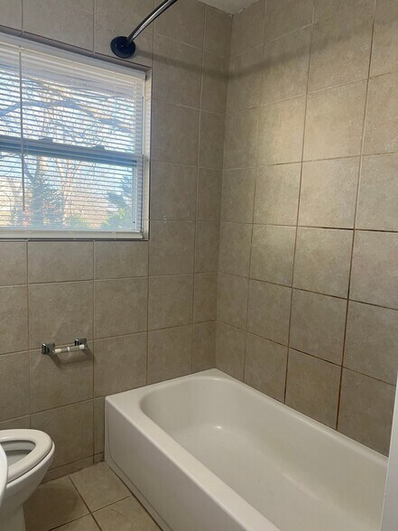 Building Photo - 305 W Oak St