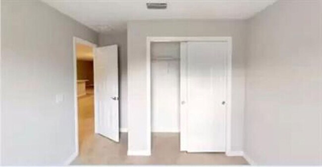 Building Photo - 4415 SW 9th Ave