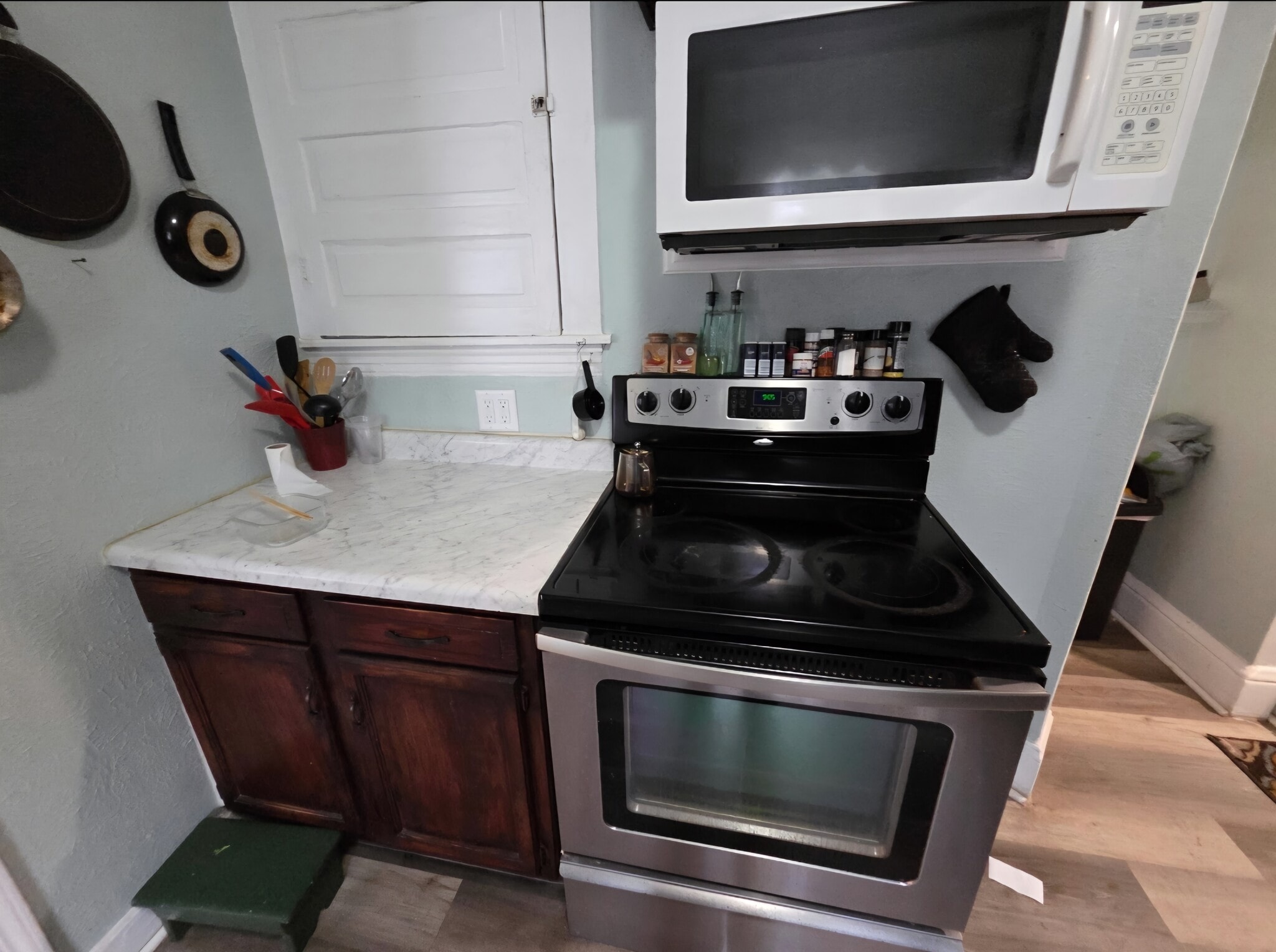Kitchen with essentials - 1128 Portage Ave