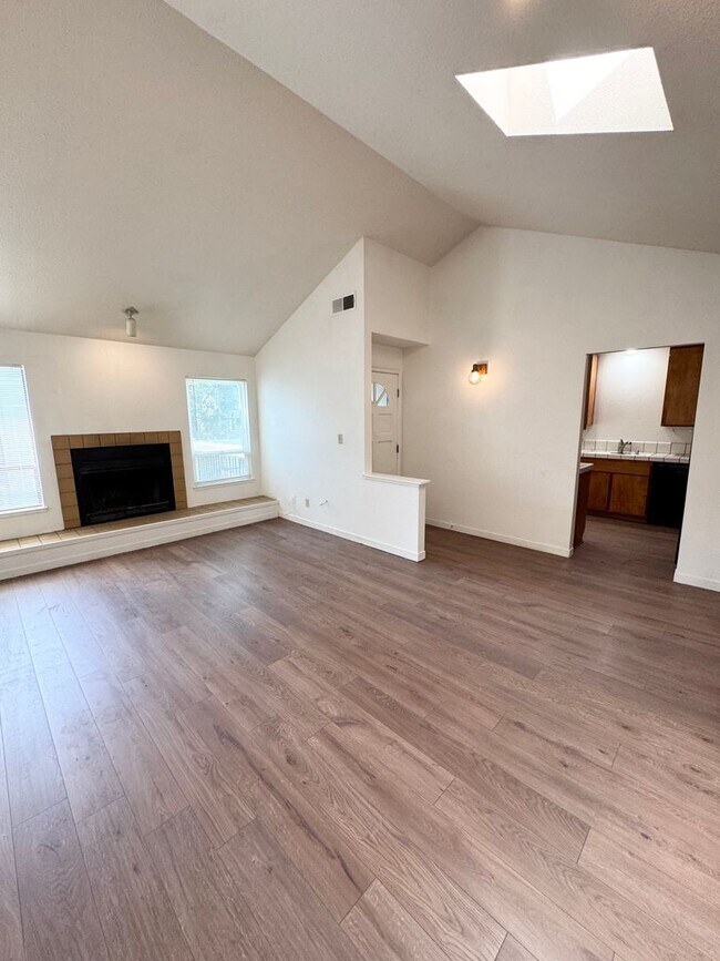 Building Photo - Upstairs 2 Bed / 2 Bath Condo in Gated Community – Available Now