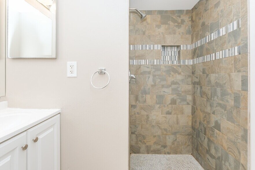Building Photo - 623 Bellingham Pl