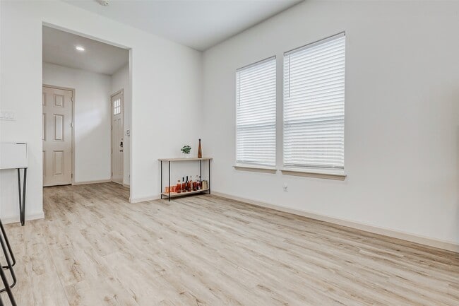 Building Photo - 2115 Esther Dr