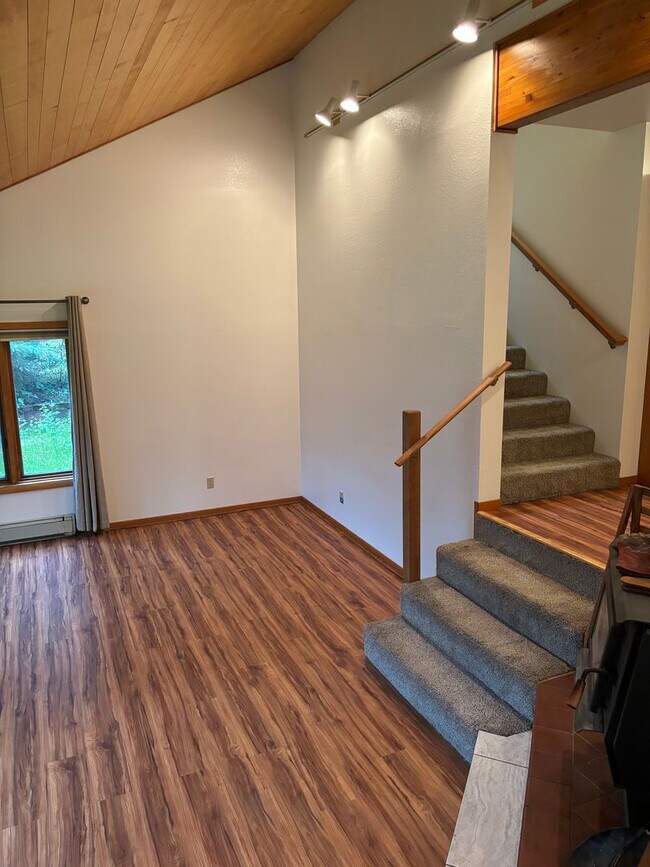 Building Photo - Available NOW Home in the Hills 3 Bed/1.25...