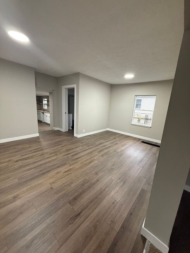 Building Photo - Welcome to this charming 3-bedroom, 2-bath...