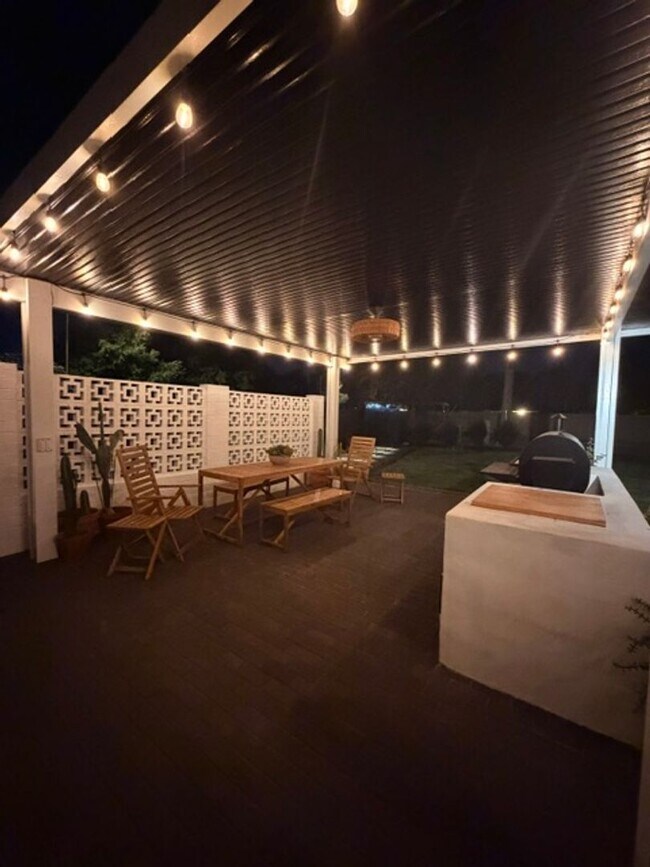 Building Photo - Updated Central Phoenix 3 bed, 2 bath with open layout, stainless steel appliances, and large irr...
