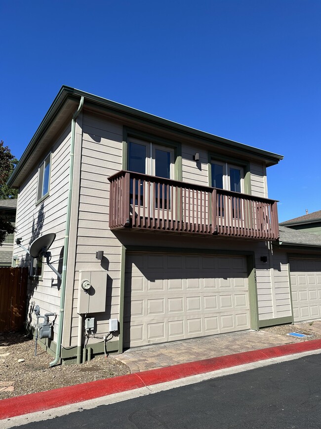 Primary Photo - 1405 E MacKenzie Dr