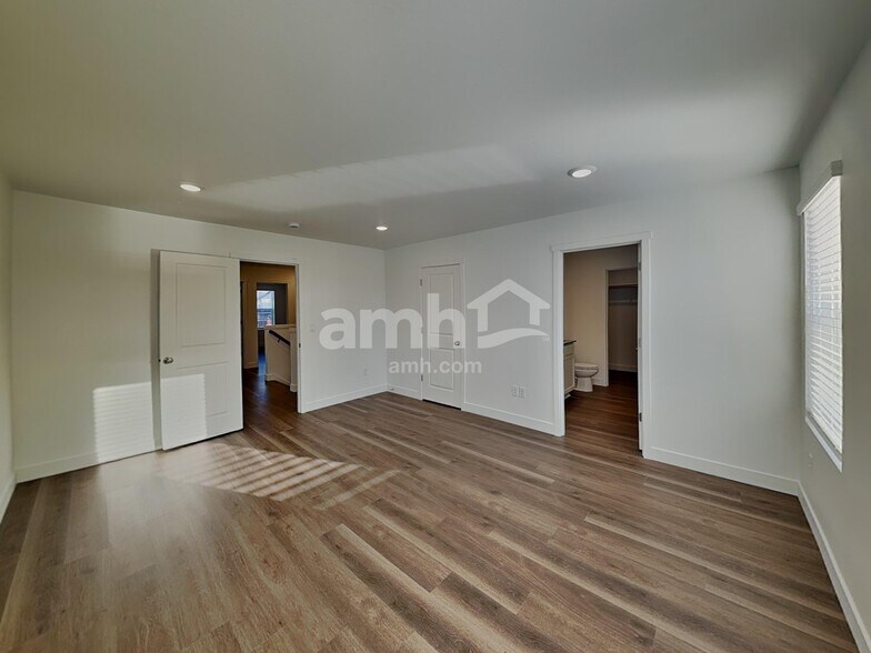 Building Photo - 4712 85th Dr NE