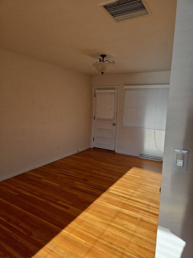 Building Photo - 119 E Circle Dr