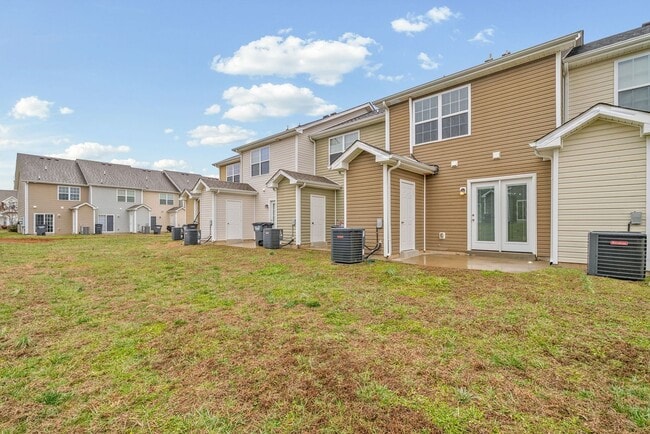 Building Photo - 2 Bedroom Pet Friendly Condo For Rent Near Beachaven Vineyard!