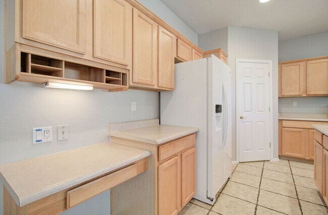Building Photo - 2026 E County Down Dr