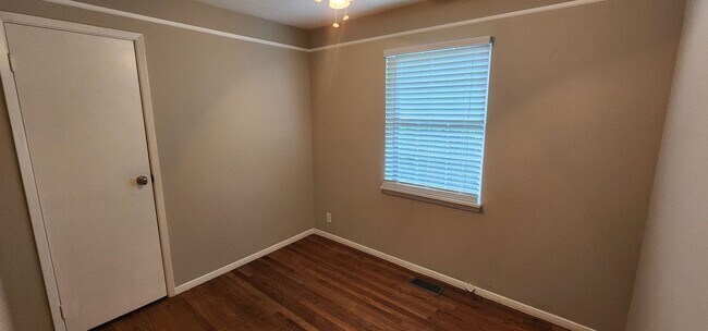 Building Photo - Check This One OUT!! To View is to Rent! 3 Bedroom, 1 Bath. Hardwood Floors, Fireplace, Tile and ...