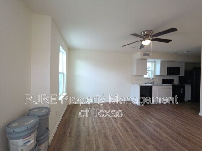 Building Photo - 2002 W 2nd St