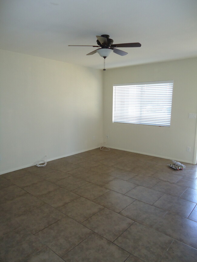 Building Photo - 4 Bedroom 2 Bathroom- Gilbert & Southern