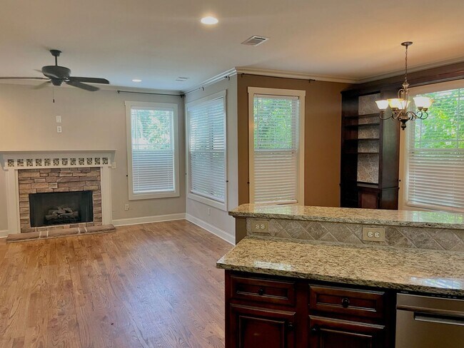 Building Photo - 253 Solamere Ln