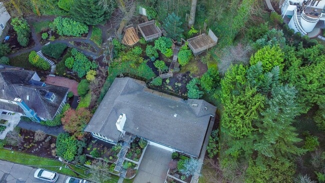 Building Photo - Portland Heights Home w/High-End Finishes! Double Range Viking Stove, Granite, Wood Floors, Sun R...