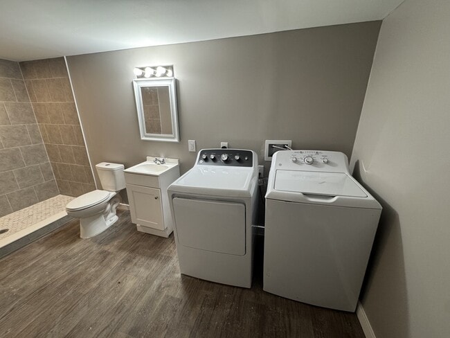 Building Photo - 5623 Ridgewood St