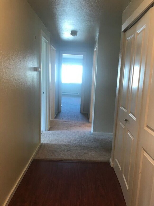 Building Photo - $2500-3Beds 2BA W/D 2 reserved parking, po...