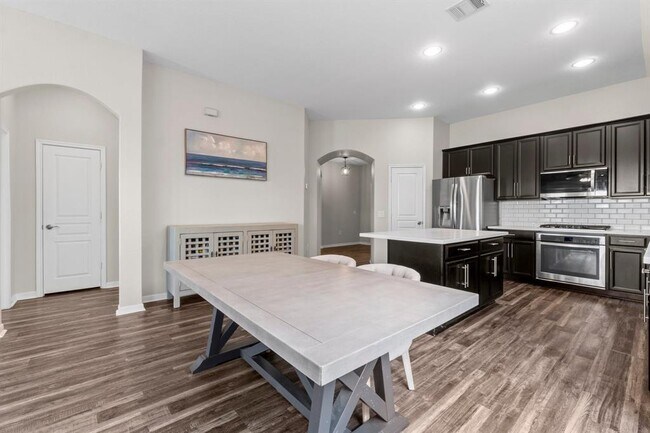 Building Photo - 24502 Royal Pike Dr