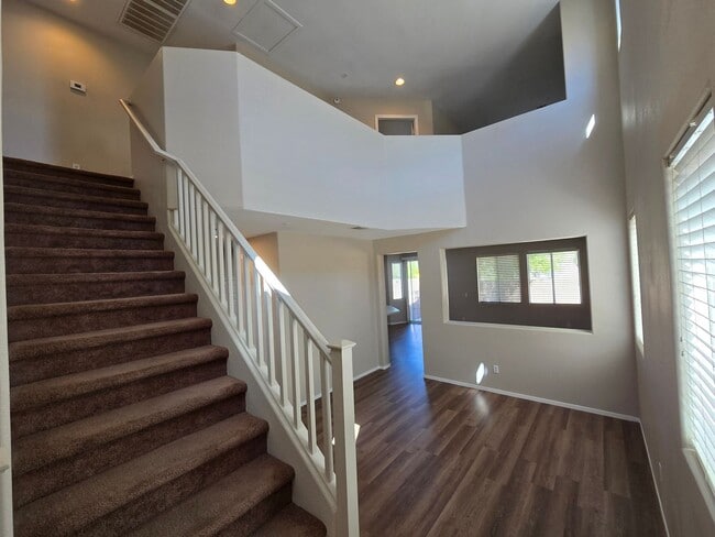 Building Photo - Terrific 3 bed + Loft 2 Car Need Space? Th...