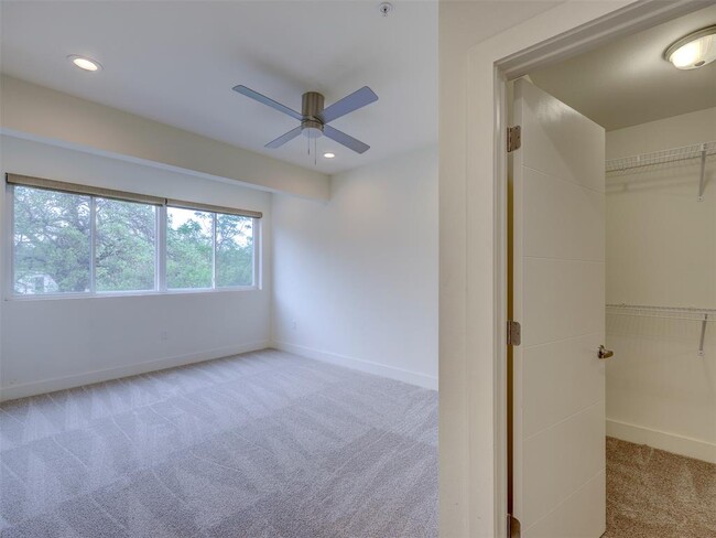 Building Photo - 604 N Bluff Dr