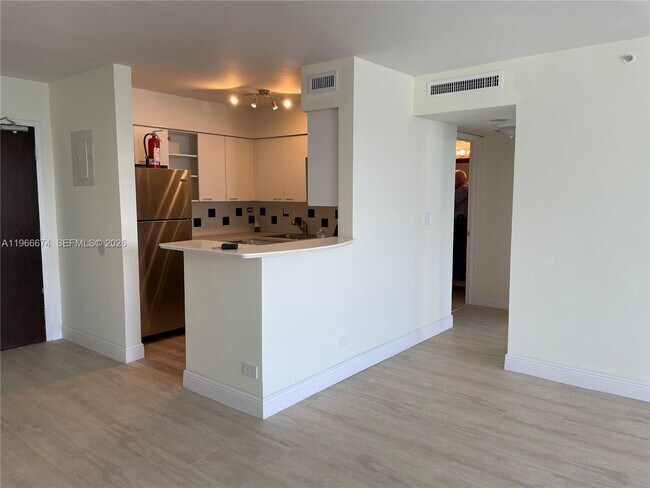 Building Photo - 1500 Bay Rd