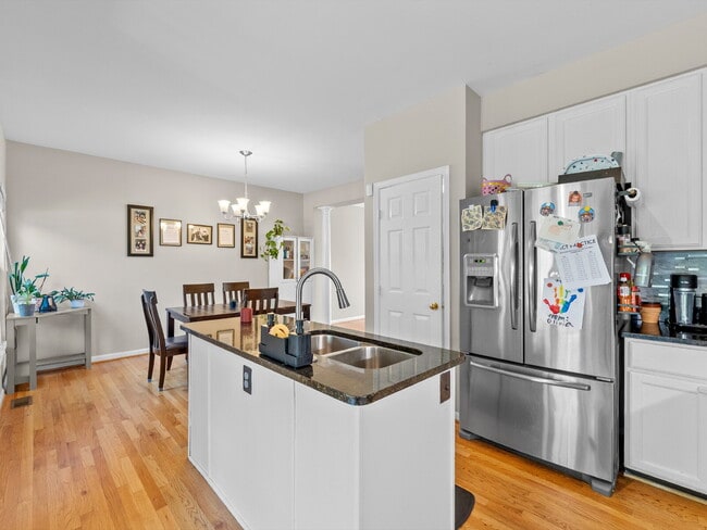 Building Photo - Elegant Colonial Townhome Living in Histor...