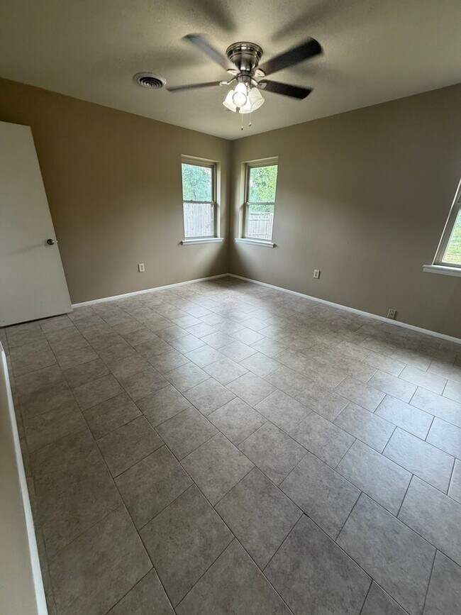 Building Photo - 829 Maple Shade Rd