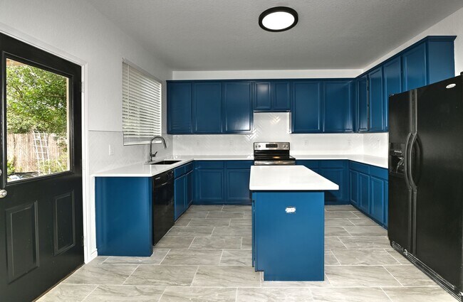 Building Photo - 5 bed | 3 bath | Corner lot | Fully remodeled!!!