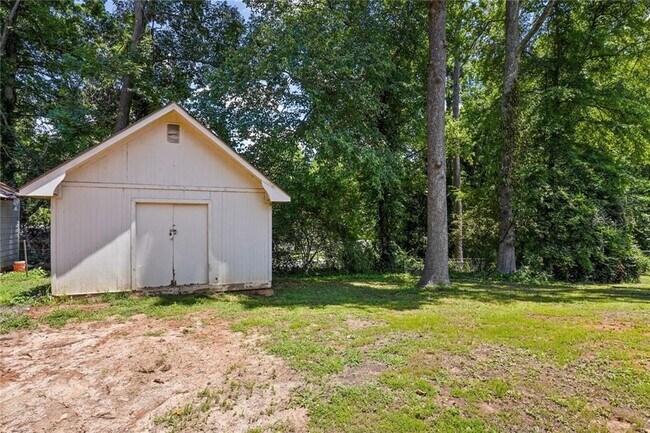 Building Photo - 2416 Lakewood Dr NW