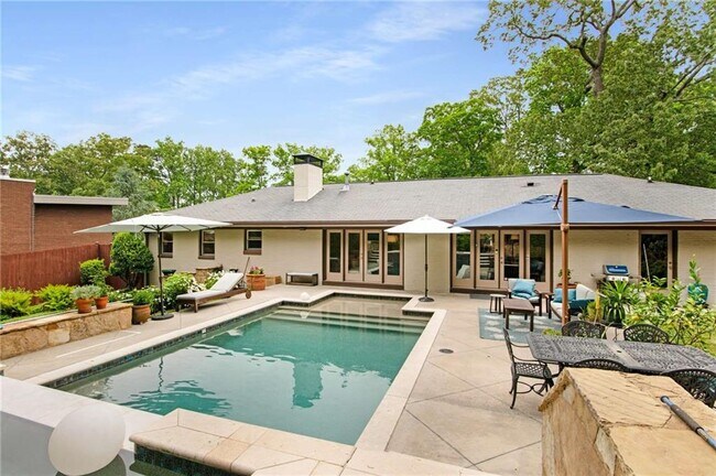 Building Photo - 994 Citadel Dr NE