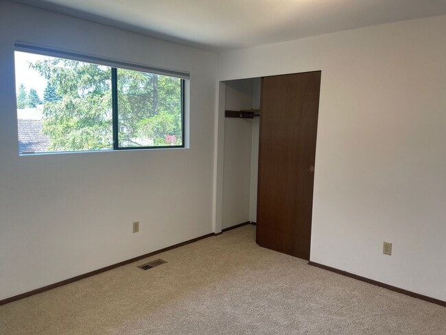 Building Photo - Charming 3bd split level