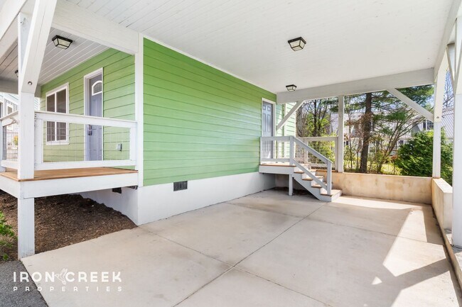 Building Photo - Charming Two-Bedroom Home in Woodfin with ...