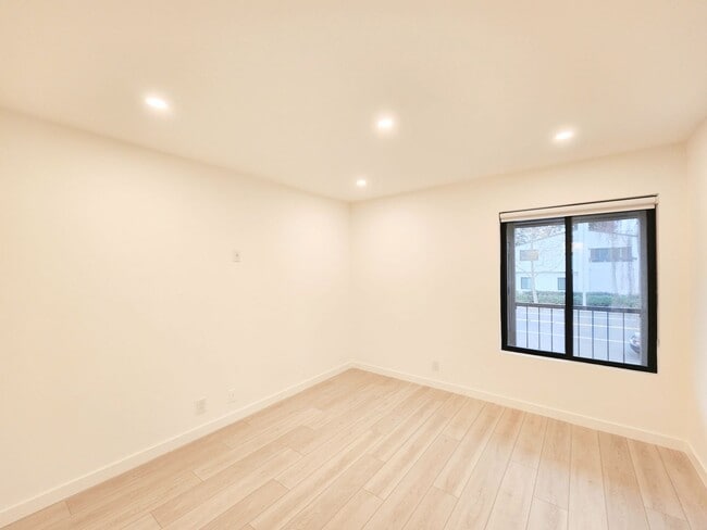 Building Photo - Meticulously renovated 2 bedroom duplex home in central San Mateo