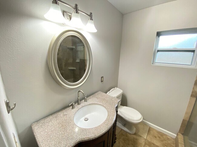 Building Photo - 3/2 single family home minutes from Lake E...