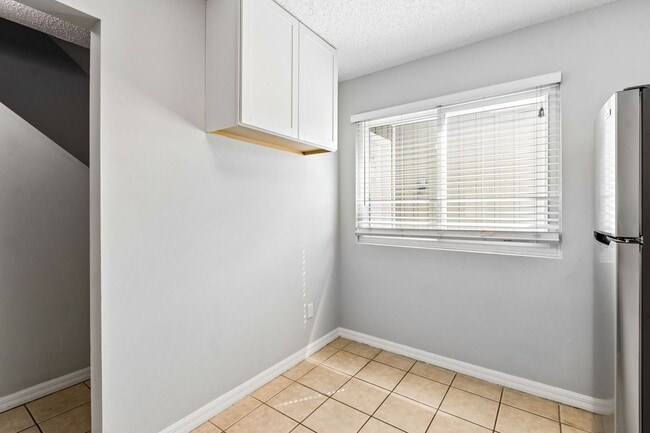 Building Photo - Adorable Beach Townhouse Close to Downtown