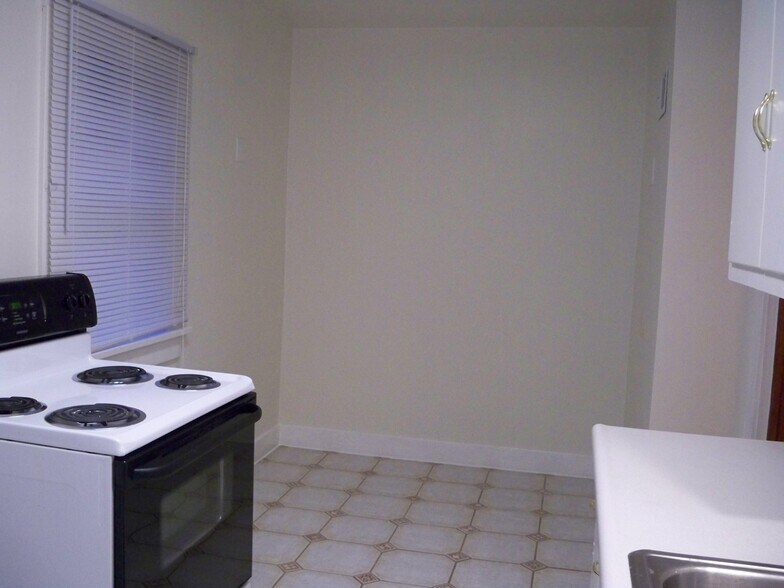 Building Photo - 331 W Cedar St