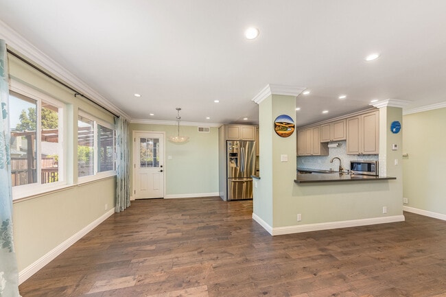 Building Photo - 685 Comet Dr