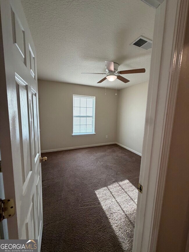 Building Photo - 410 E Lawnwood Ave