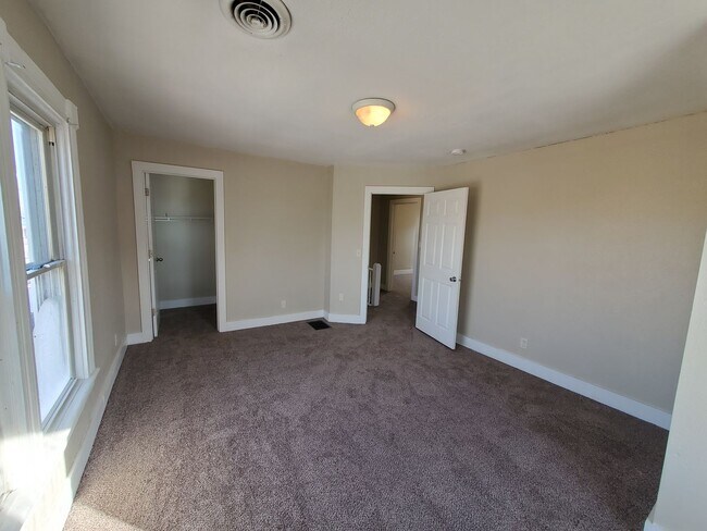 Building Photo - Large 4 Bedroom House in Moline