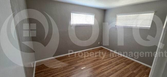 Building Photo - 2131 W Luke Ave