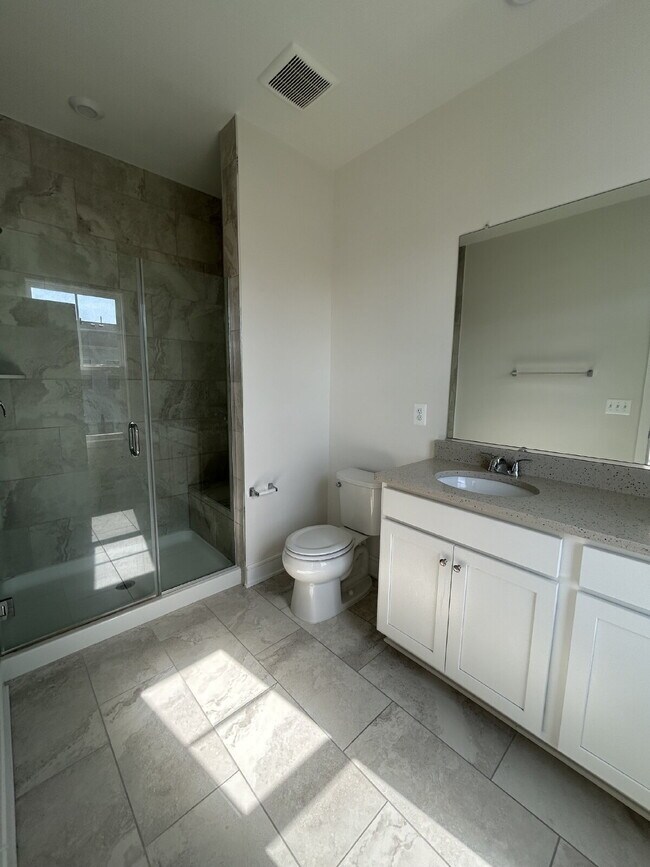 Building Photo - Upgraded 3BR End-Unit Townhome | 3.5 Baths | Garage | Lake Frederick